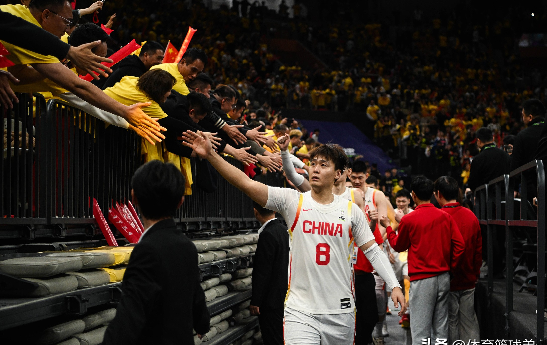 比赛现场攻守交锋,球队拼尽全力追求胜利 比赛现场攻守交锋,球队拼尽全力追求胜利