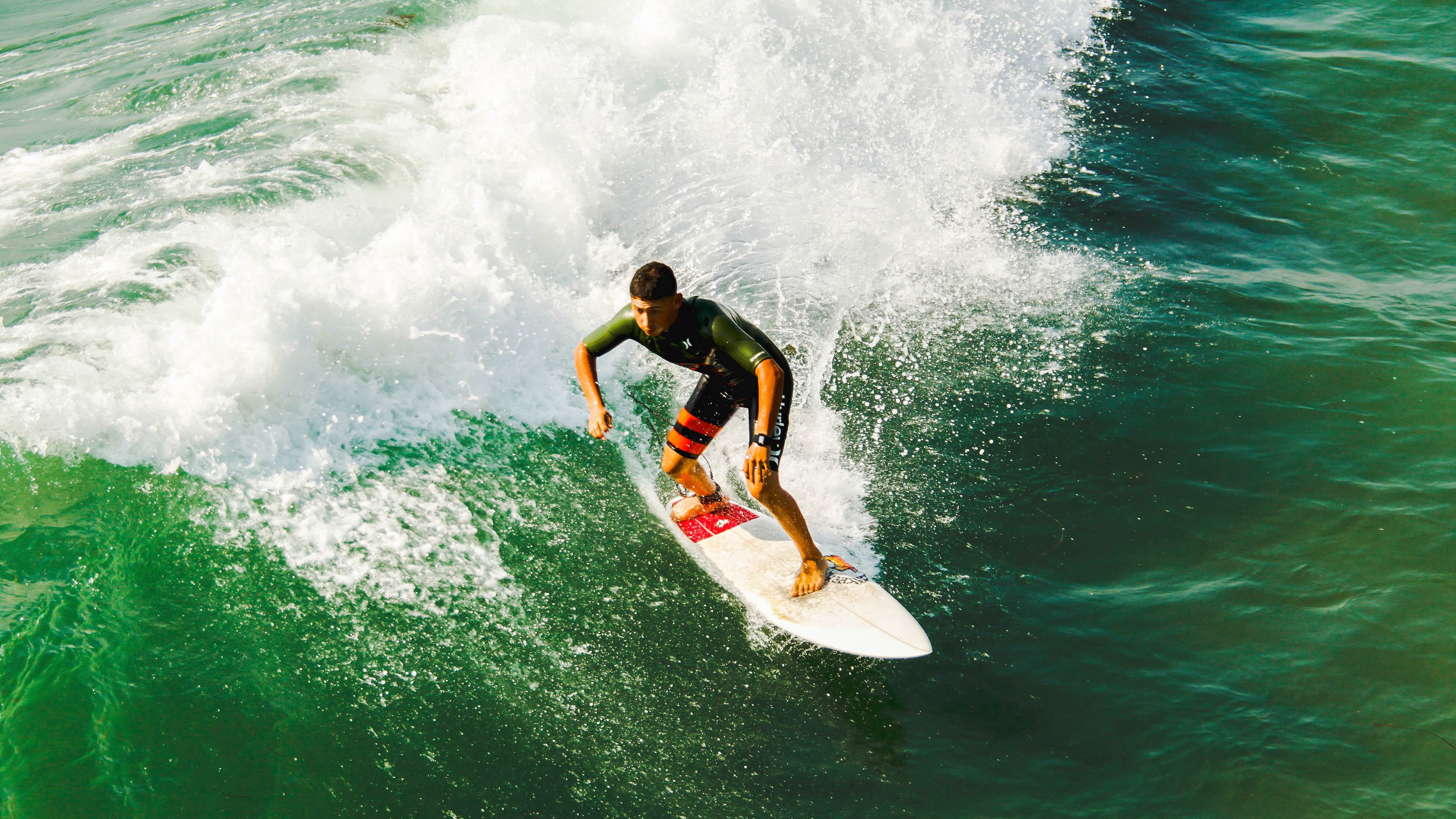 赛道与绿茵的跨界交响，当F1街道赛之夜遇见数据爆炸的黄喜灿
